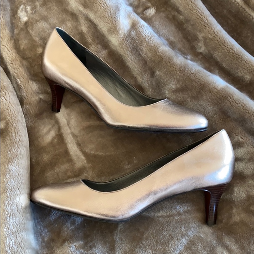 Cole Haan metallic pump in 10.5 B. Platin/gold-ish